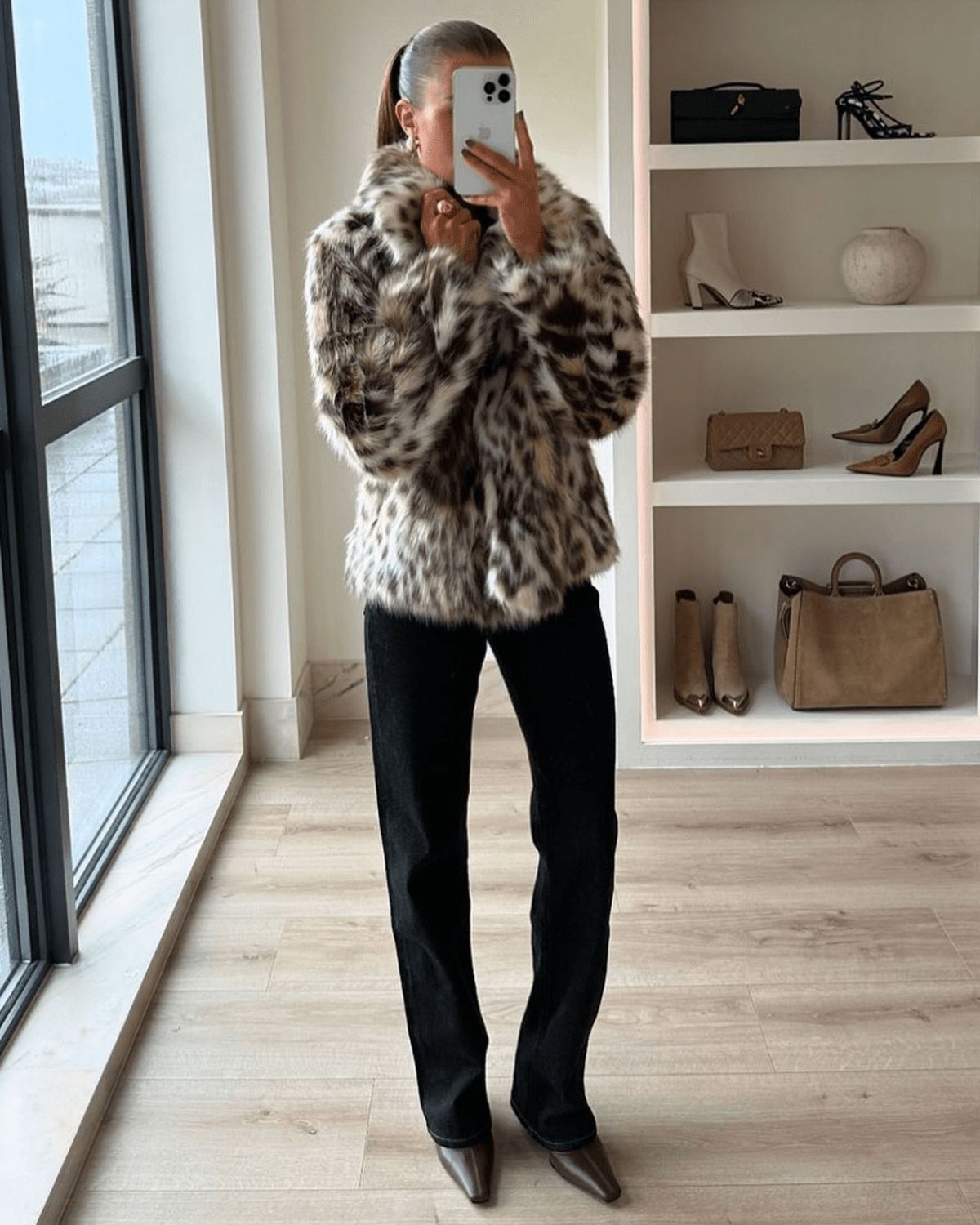 Nora kåpe i leopardmønstret imitert pels