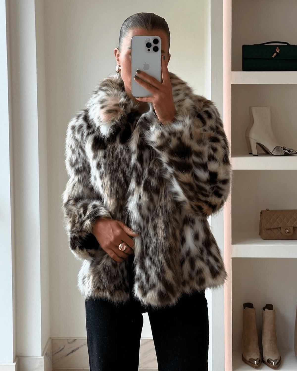 Nora kåpe i leopardmønstret imitert pels