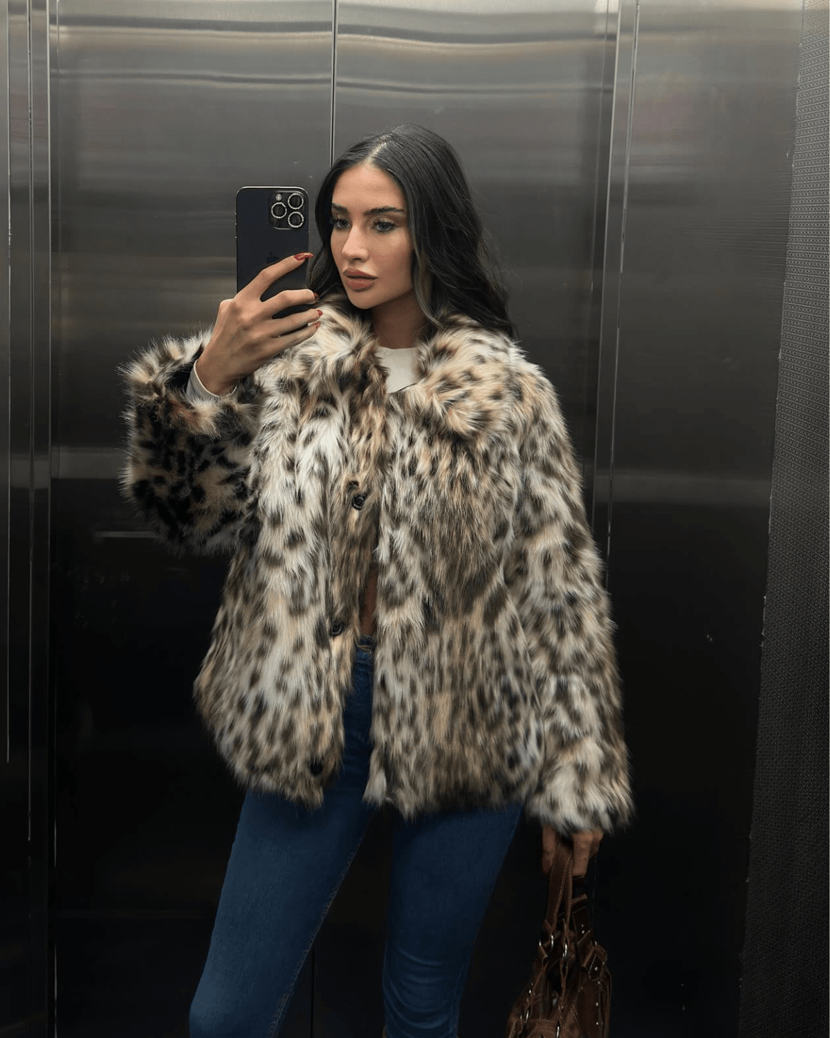 Nora kåpe i leopardmønstret imitert pels