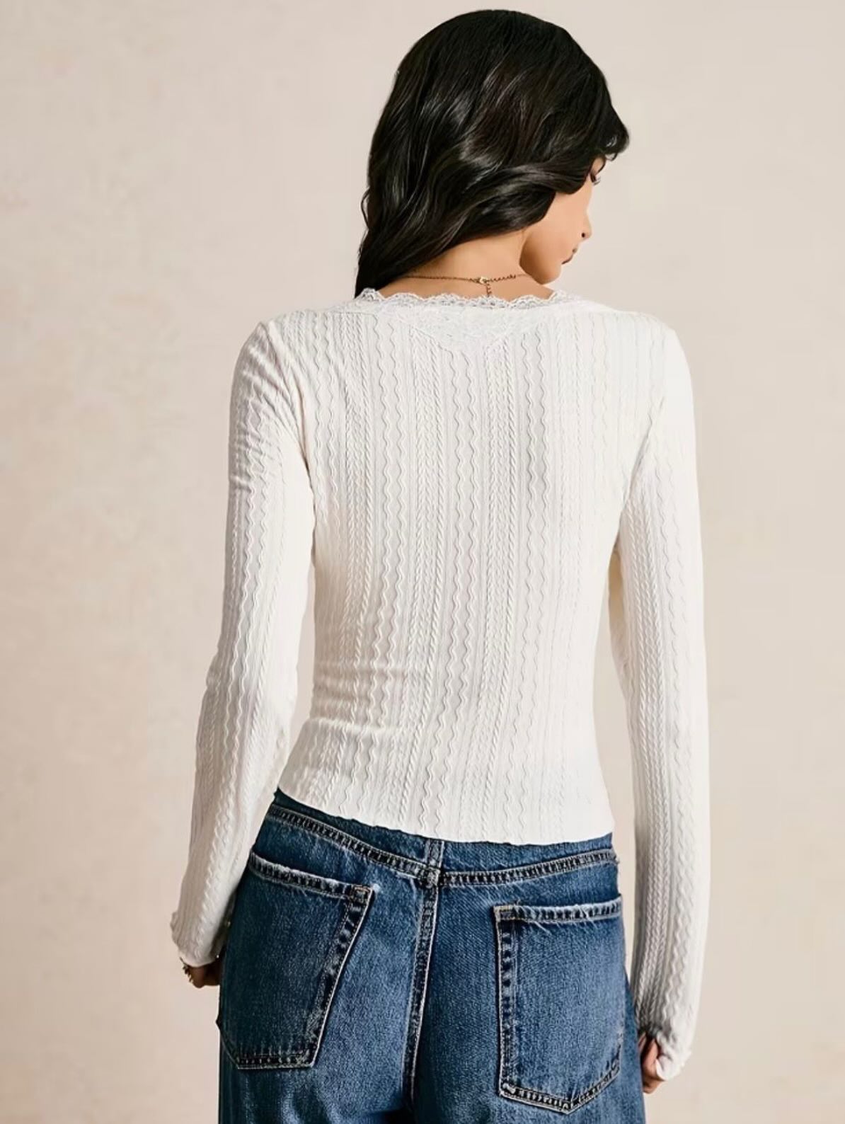 Nyla langermet bluse med blondedetaljer