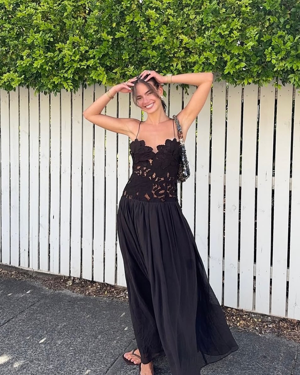 Orla blondekjole i mesh med halterneck