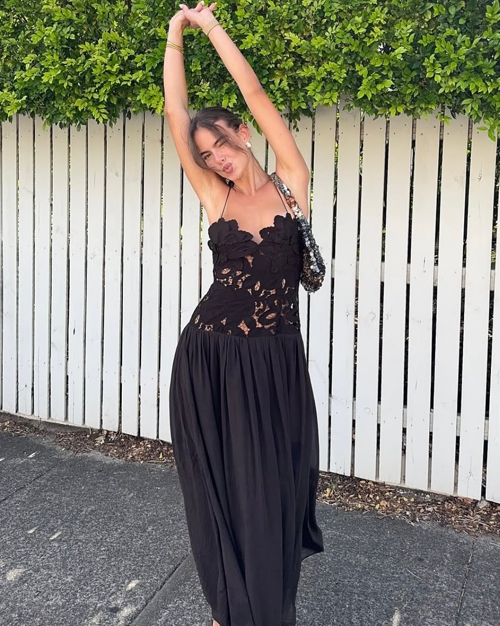 Orla blondekjole i mesh med halterneck
