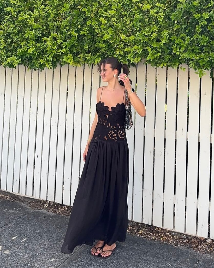 Orla blondekjole i mesh med halterneck