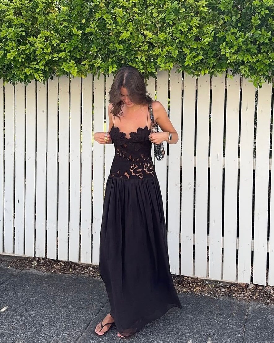 Orla blondekjole i mesh med halterneck