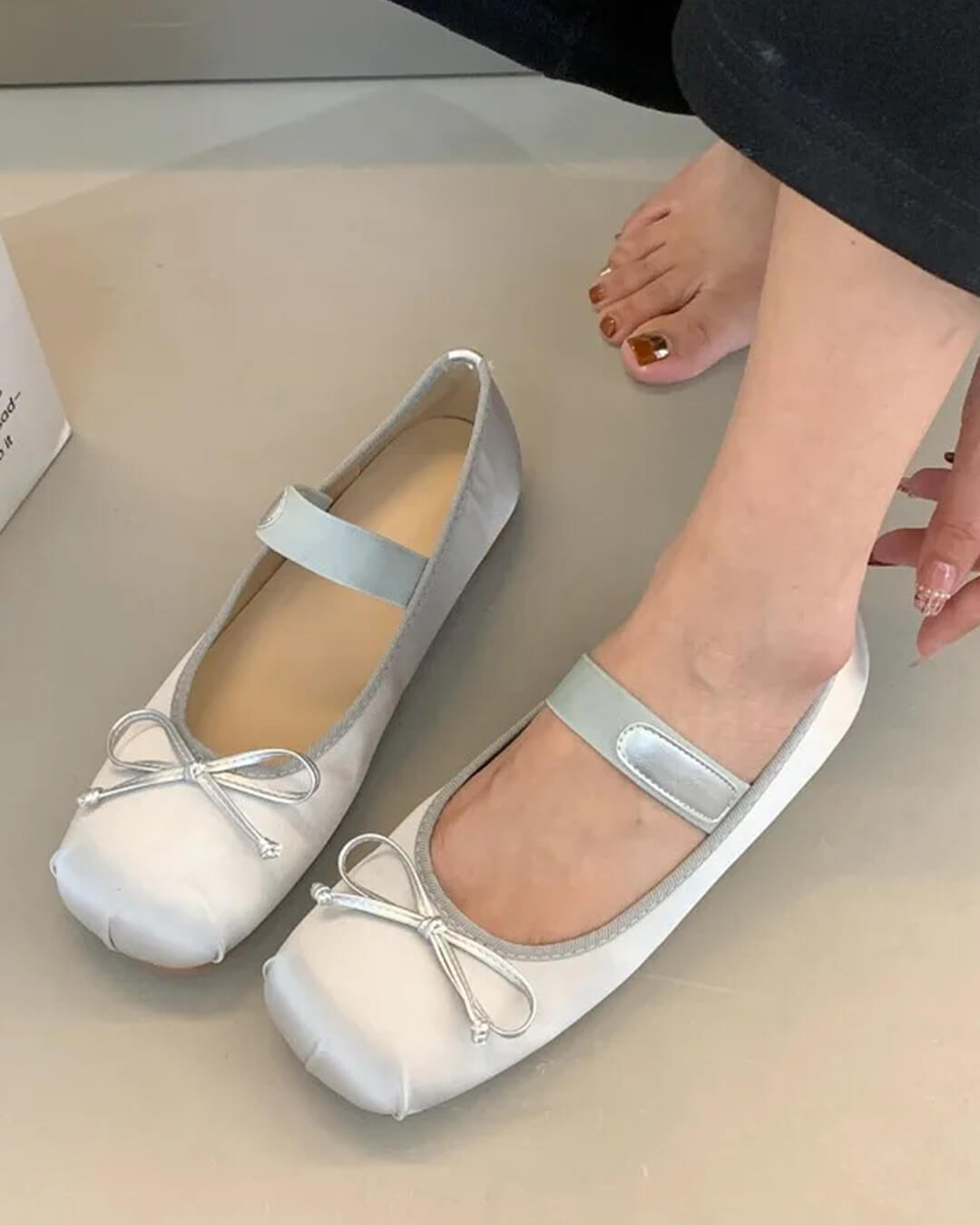 Pamela ballerinasko i sateng med sløyfe