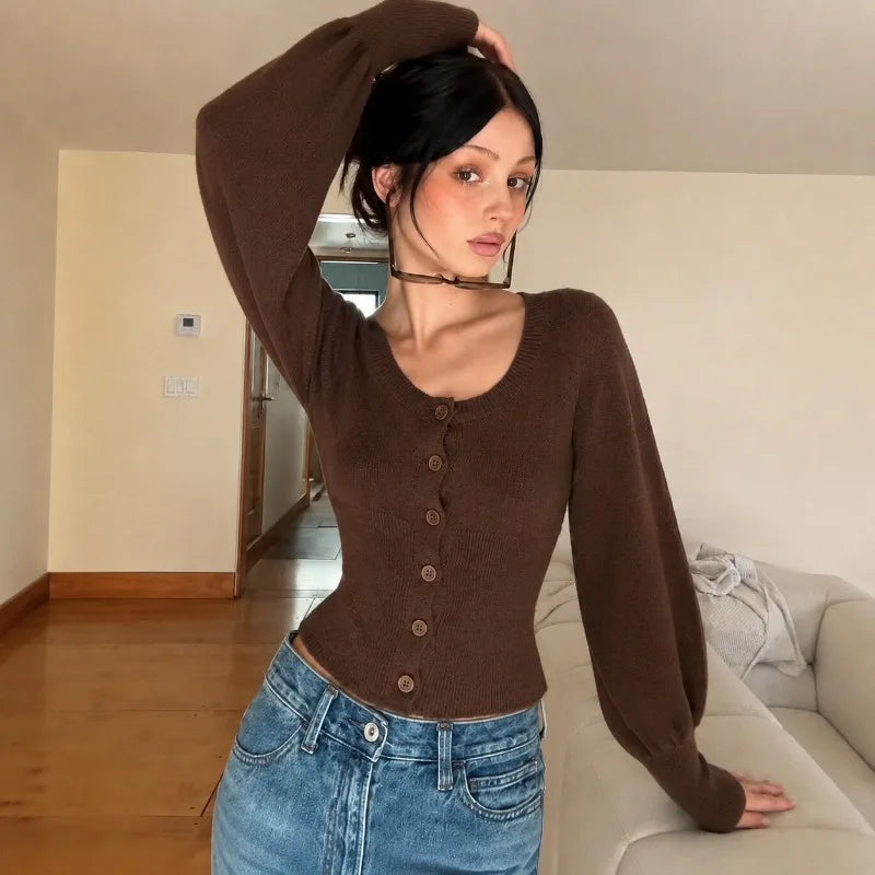 Mae strikket cardigan med puffermer