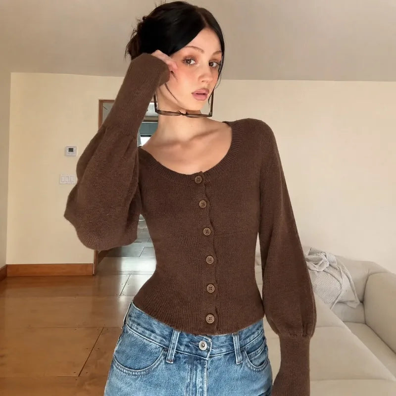 Mae strikket cardigan med puffermer