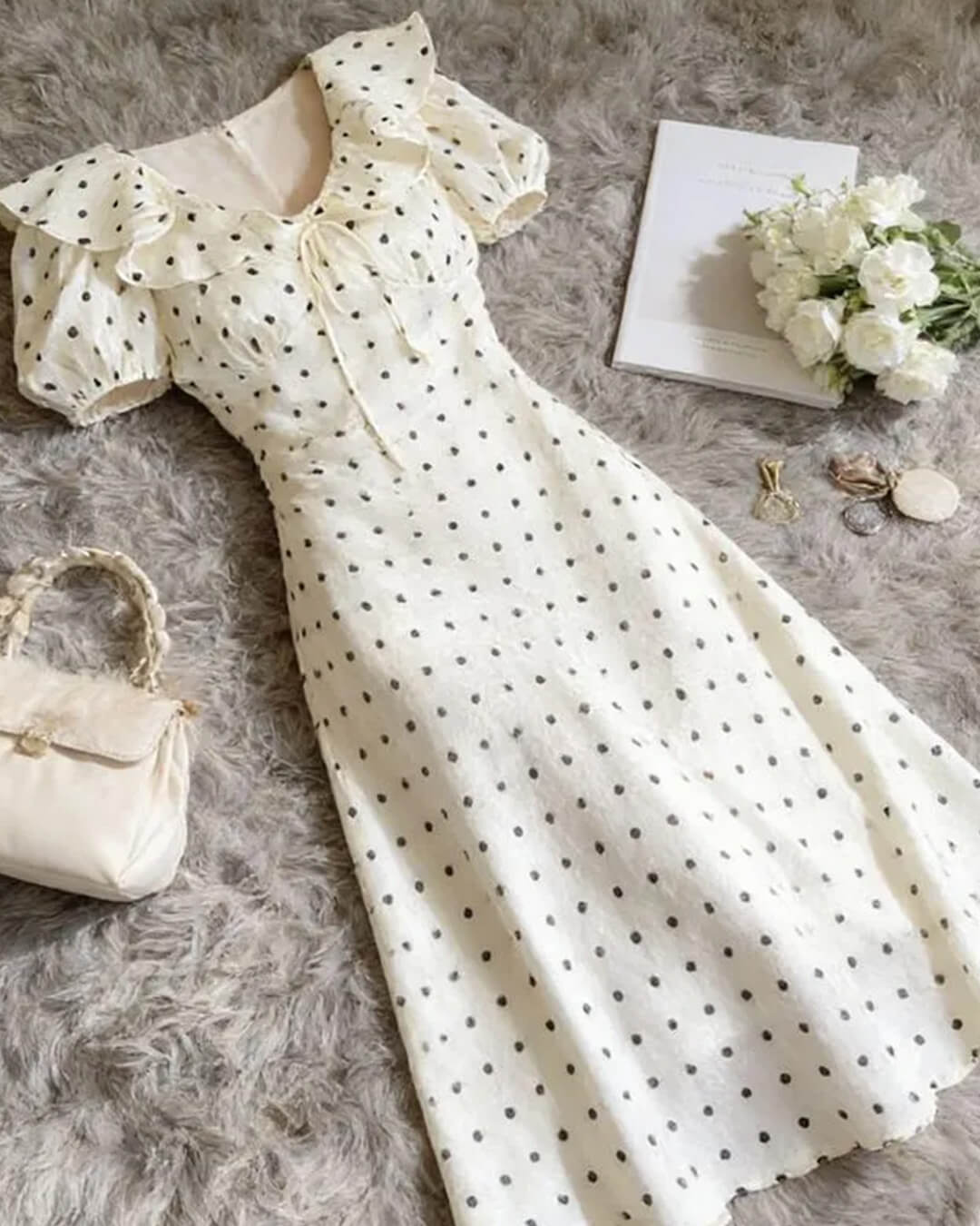Rachel maxikjole med polkadotter og V-hals