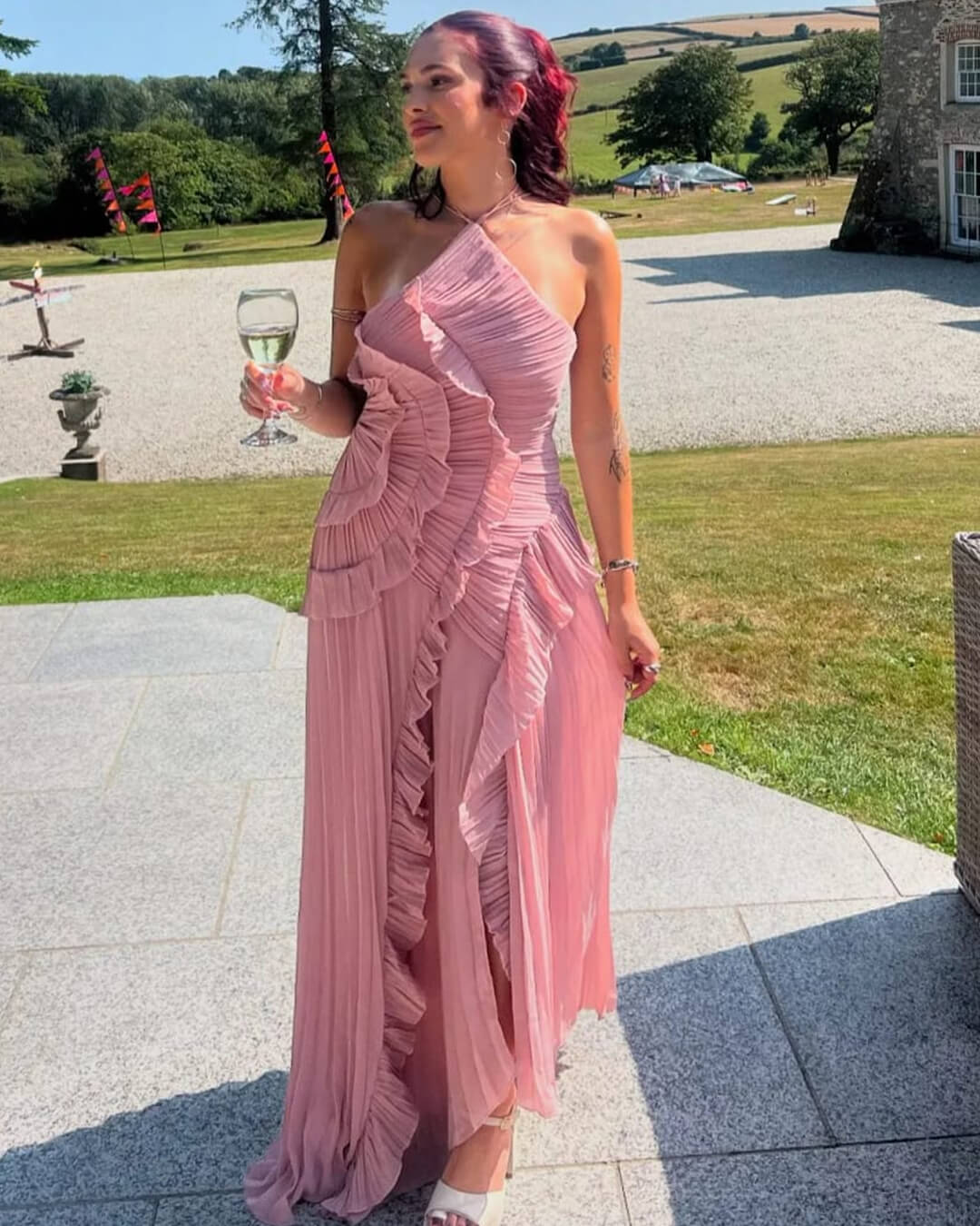Renata halterneck-kjole med A-linjesnitt