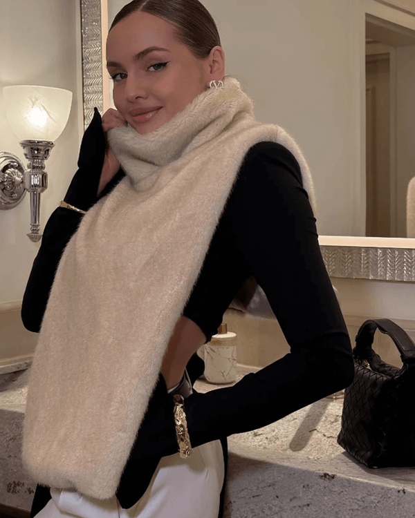 Rina vest i fuskepels med høy hals