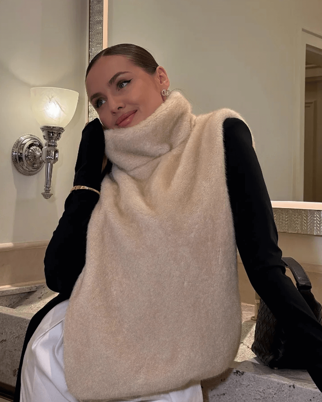 Rina vest i fuskepels med høy hals