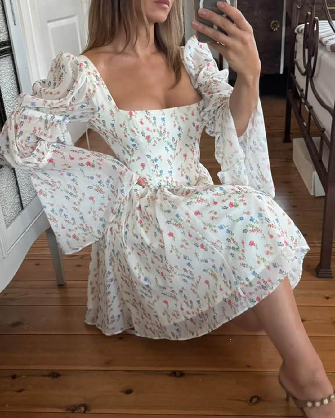 Rose rynket minikjole med bare skuldre
