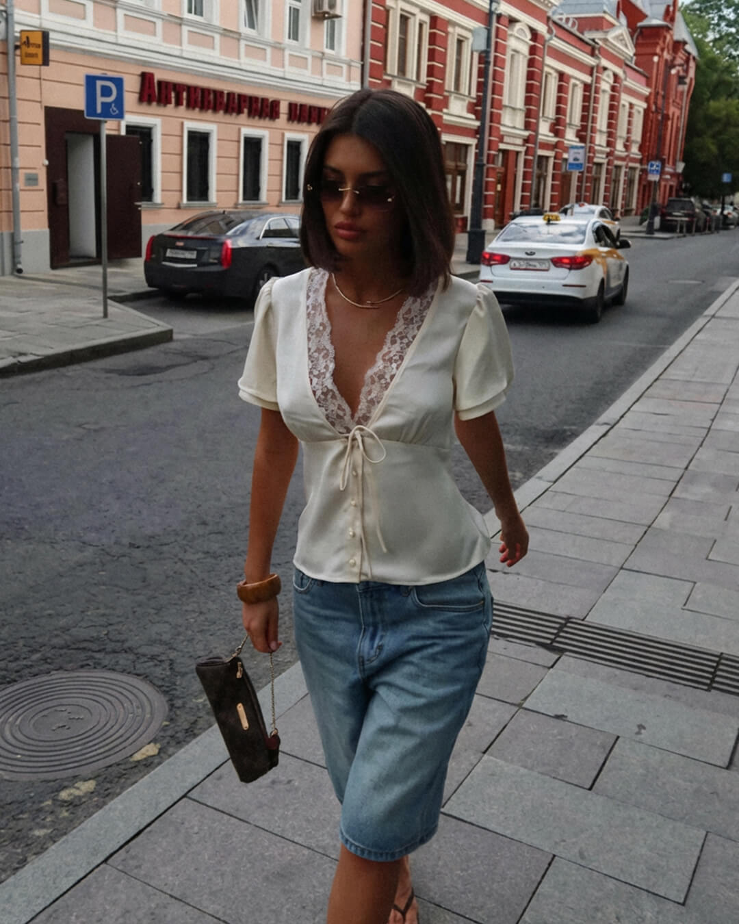 Rosette blondetopp med korte ermer og V-hals