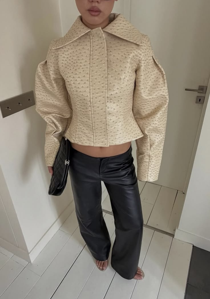 Rosette jakke i imitert strutse- og skinnmateriale