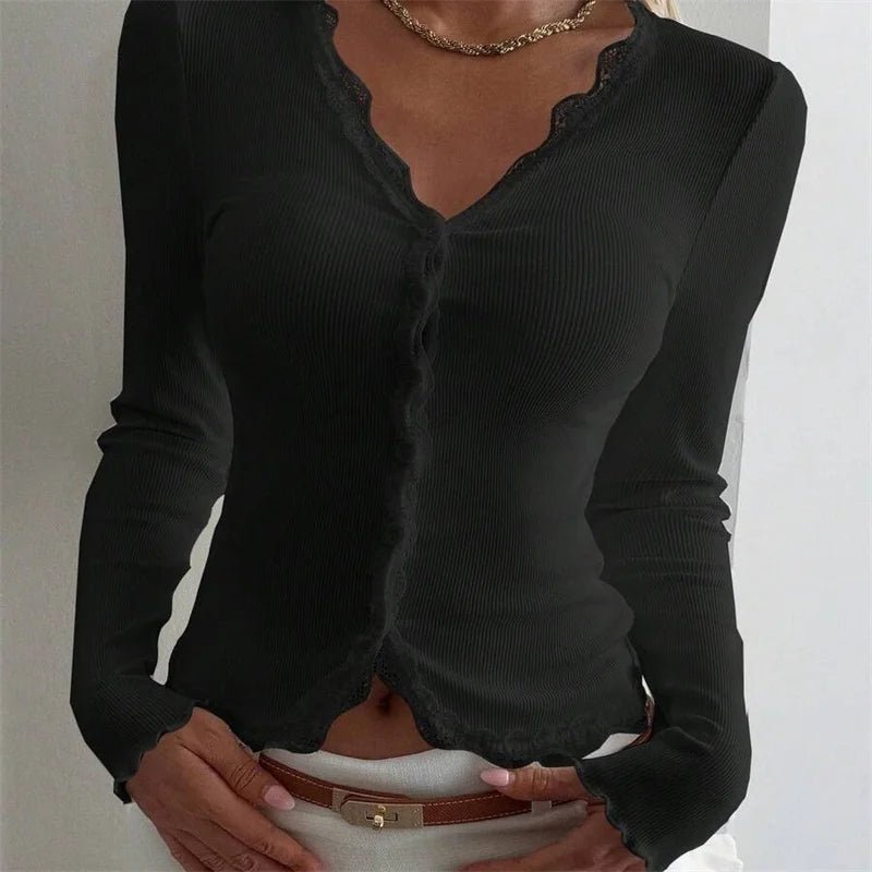 Roxana ribbestrikket bluse med blondedetalj og V-hals