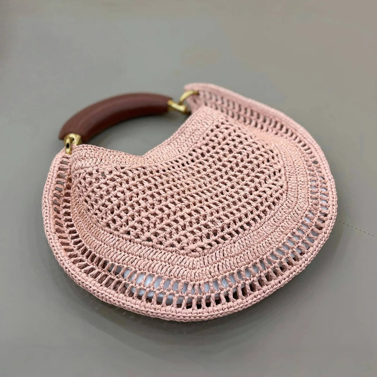 Sabine halvmåneformet flettet veske