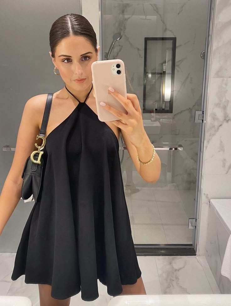 Sienna kort halterneck-kjole med åpen rygg