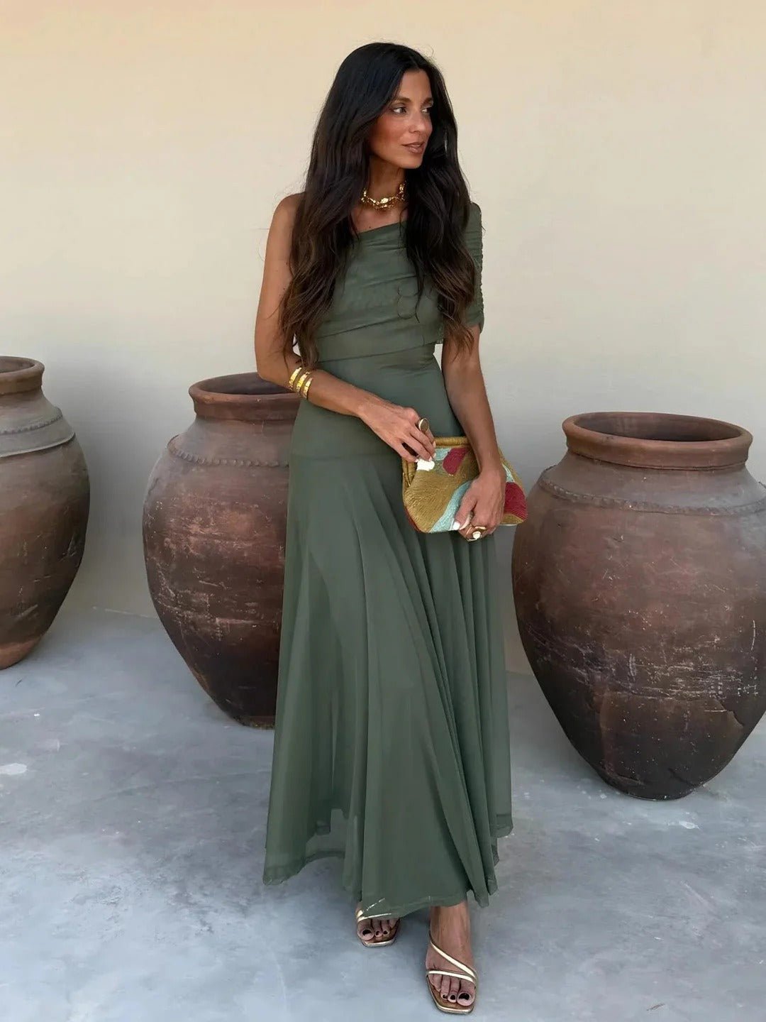 Sienna off-shoulder maksikjole med rynkedetaljer