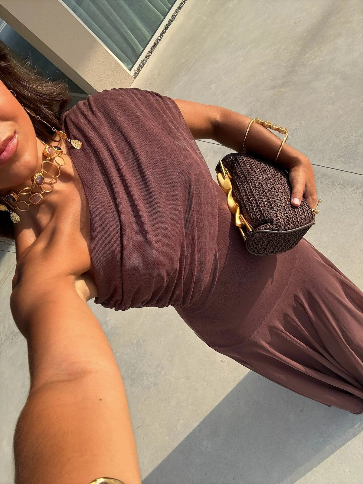Sienna off-shoulder maksikjole med rynkedetaljer
