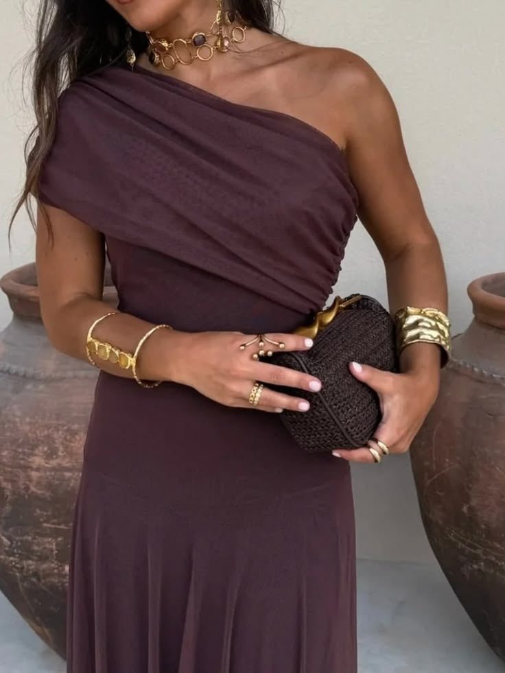 Sienna off-shoulder maksikjole med rynkedetaljer