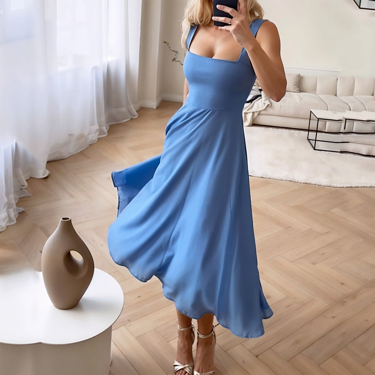 Sophia ermeløs midikjole