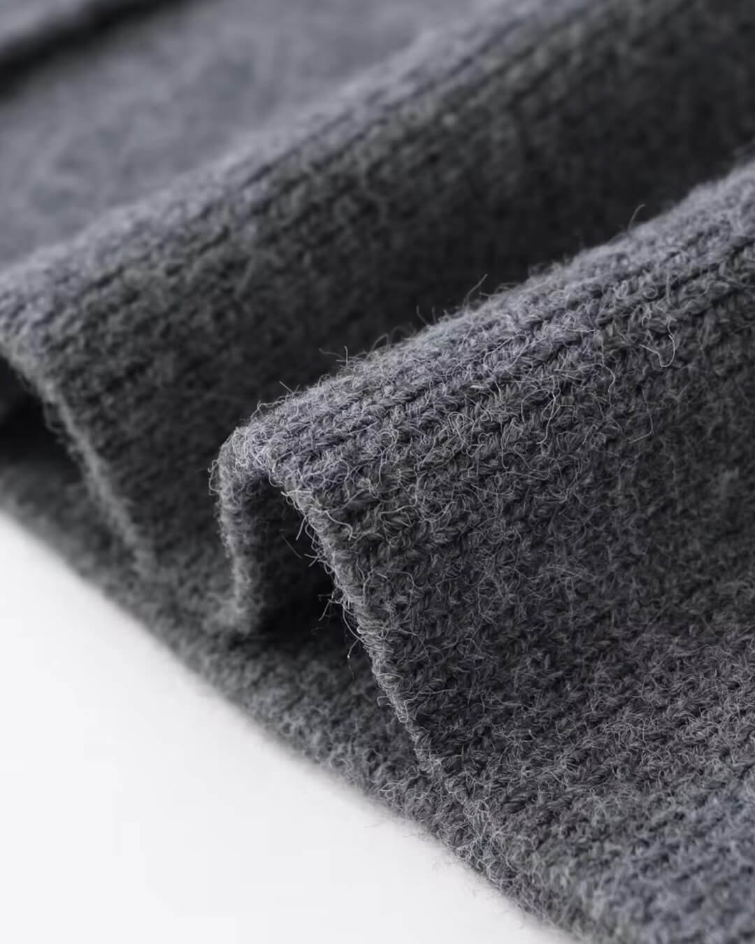 Suzette cardigan med splitt og flaggermusermer