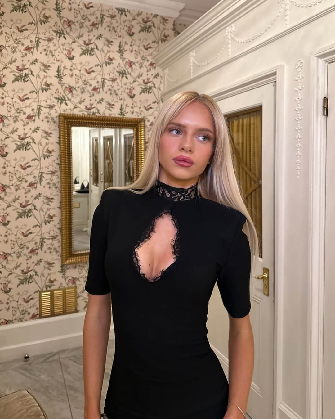 Taylor kort blondekjole med høy hals