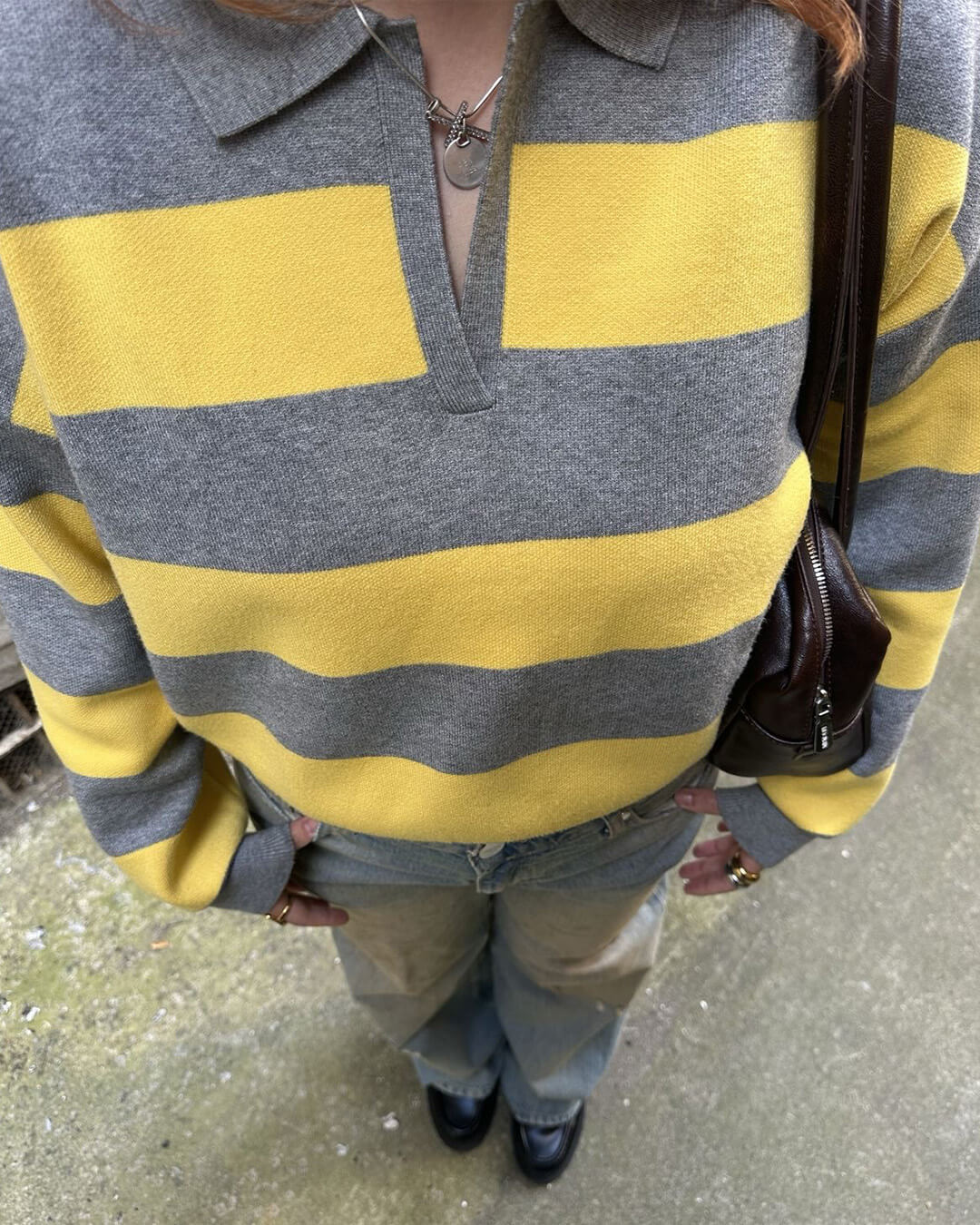 Una strikket genser med striper og V-hals