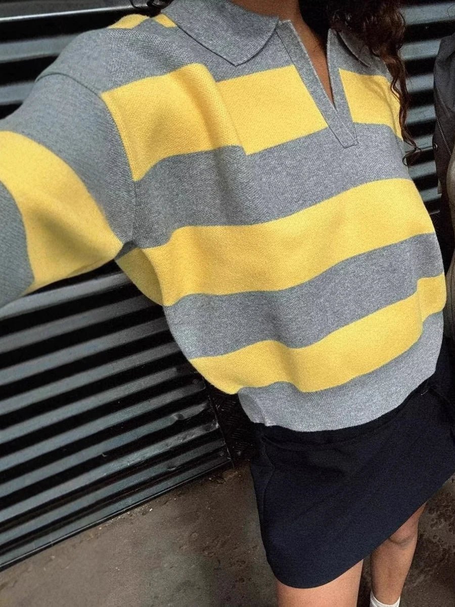 Una strikket genser med striper og V-hals