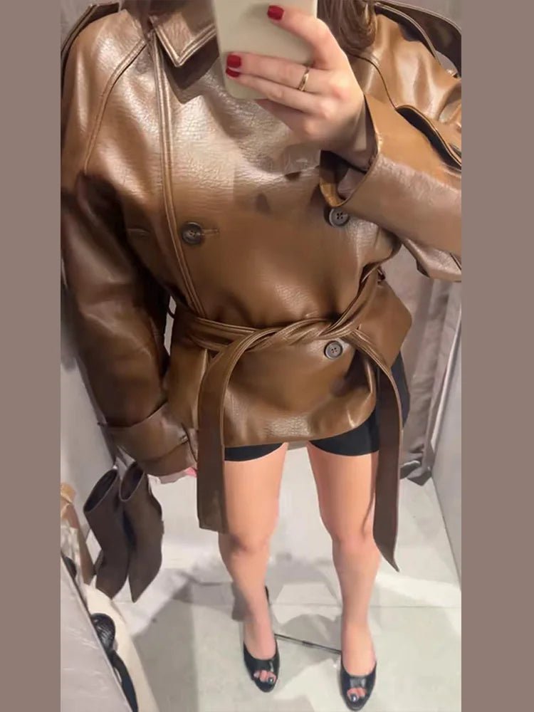 Xylia trenchcoat i imitert skinn med belte