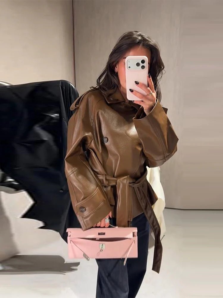 Xylia trenchcoat i imitert skinn med belte