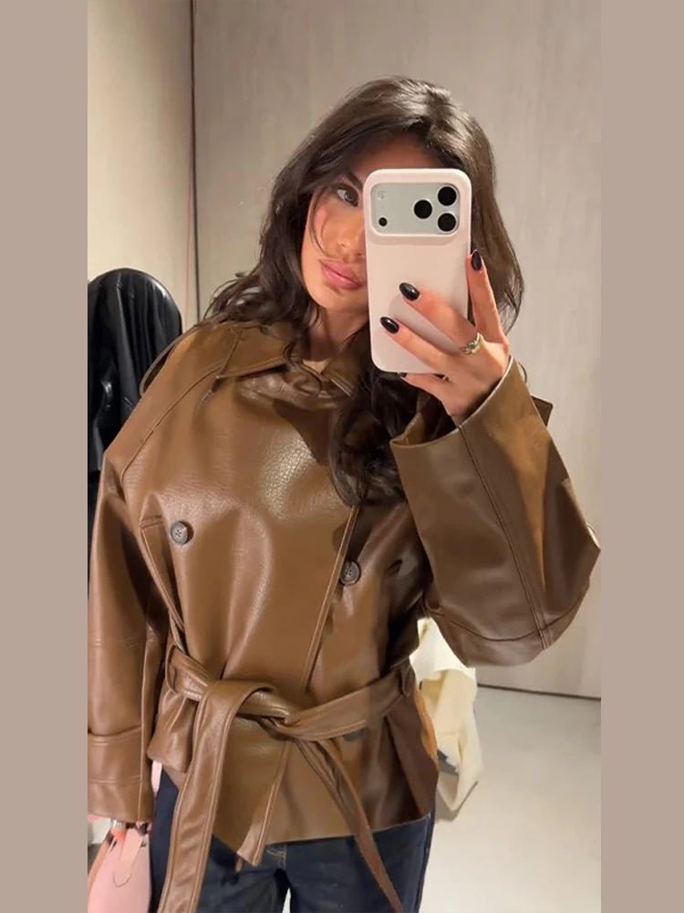Xylia trenchcoat i imitert skinn med belte
